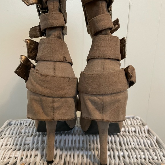 Tan heeled boots with buckles - Picture 3 of 8
